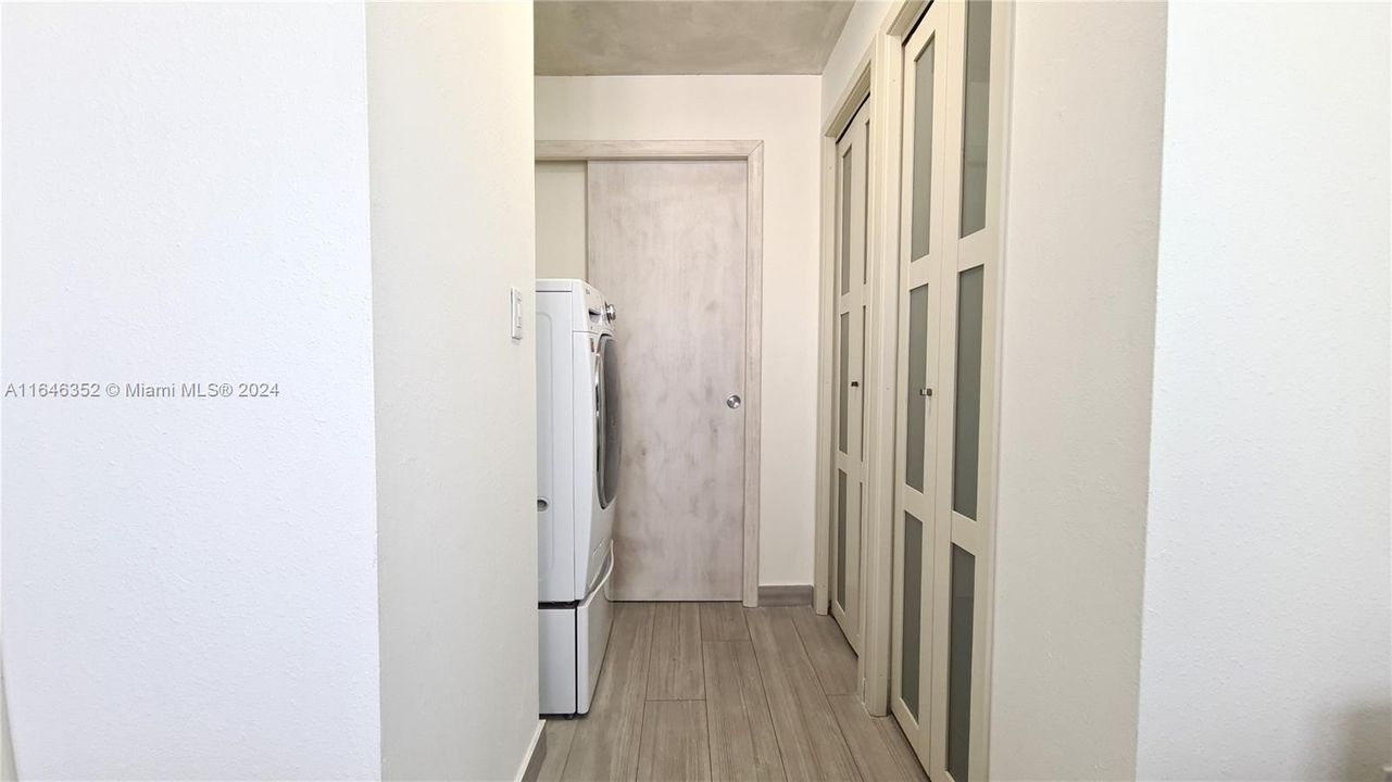 For Sale: $299,000 (1 beds, 1 baths, 970 Square Feet)