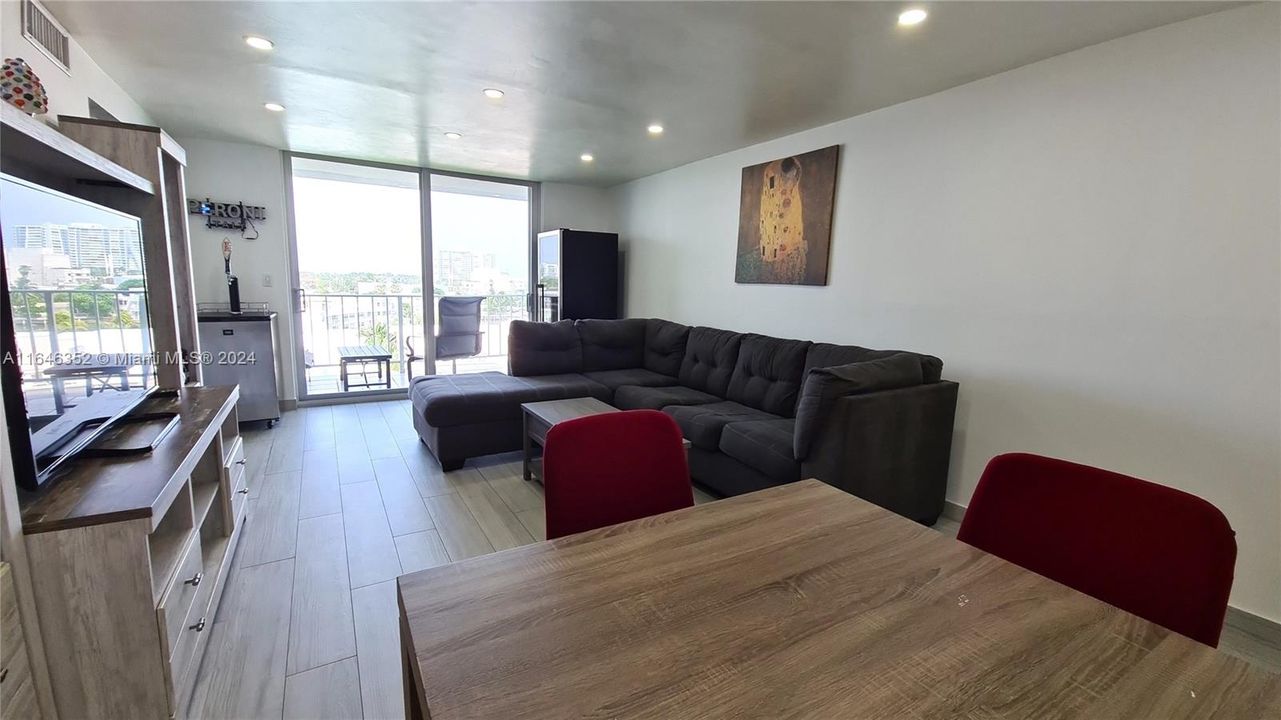 For Sale: $299,000 (1 beds, 1 baths, 970 Square Feet)