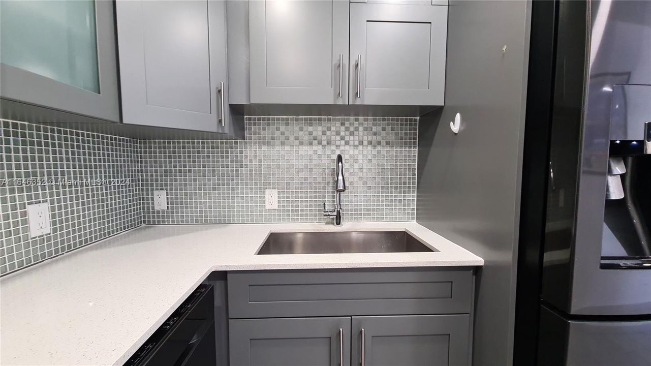 For Sale: $299,000 (1 beds, 1 baths, 970 Square Feet)