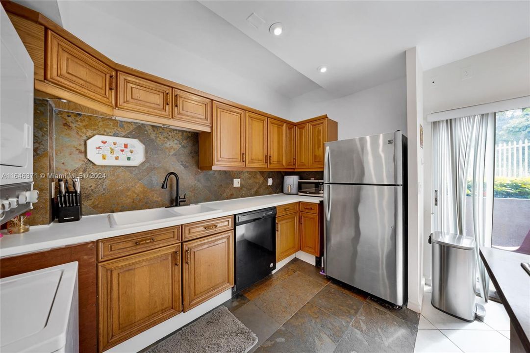 For Sale: $229,000 (2 beds, 1 baths, 967 Square Feet)