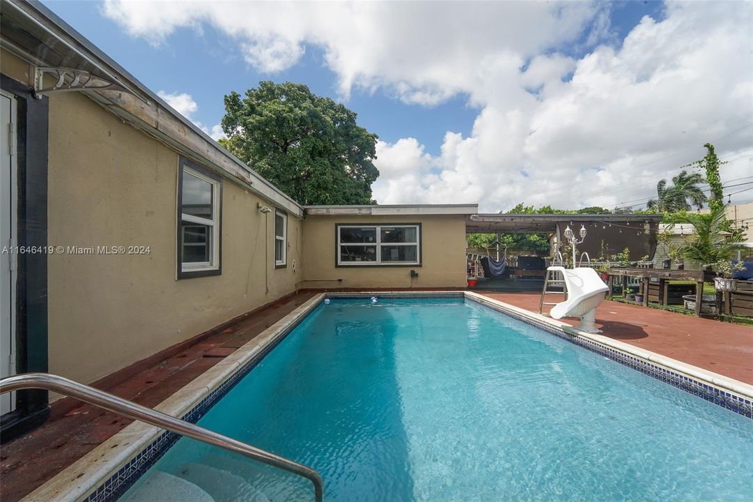 Active With Contract: $900,000 (5 beds, 3 baths, 2258 Square Feet)