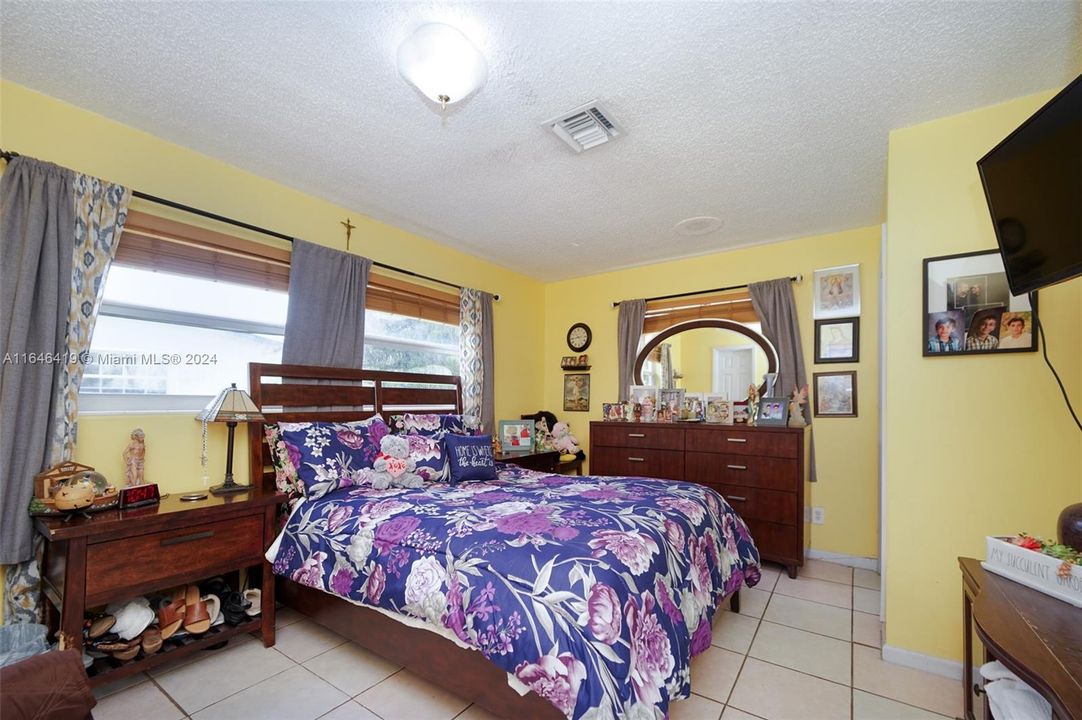 Active With Contract: $900,000 (5 beds, 3 baths, 2258 Square Feet)