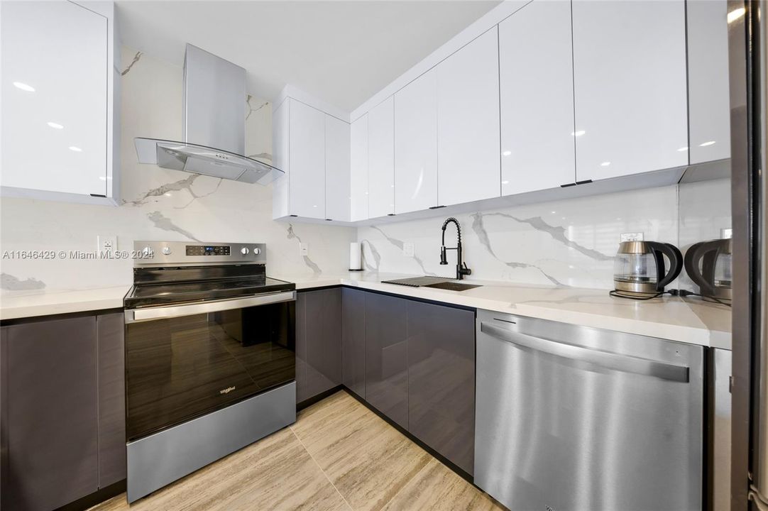 For Sale: $539,000 (1 beds, 1 baths, 1000 Square Feet)