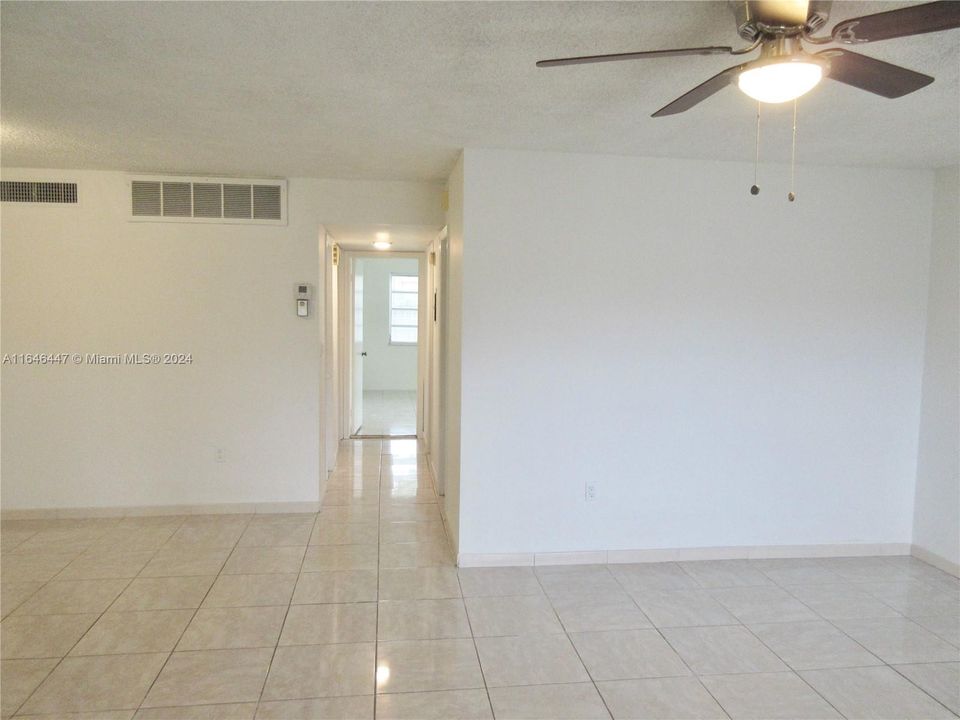 Active With Contract: $185,000 (2 beds, 2 baths, 986 Square Feet)