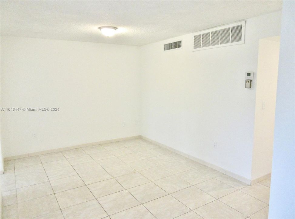 Active With Contract: $185,000 (2 beds, 2 baths, 986 Square Feet)