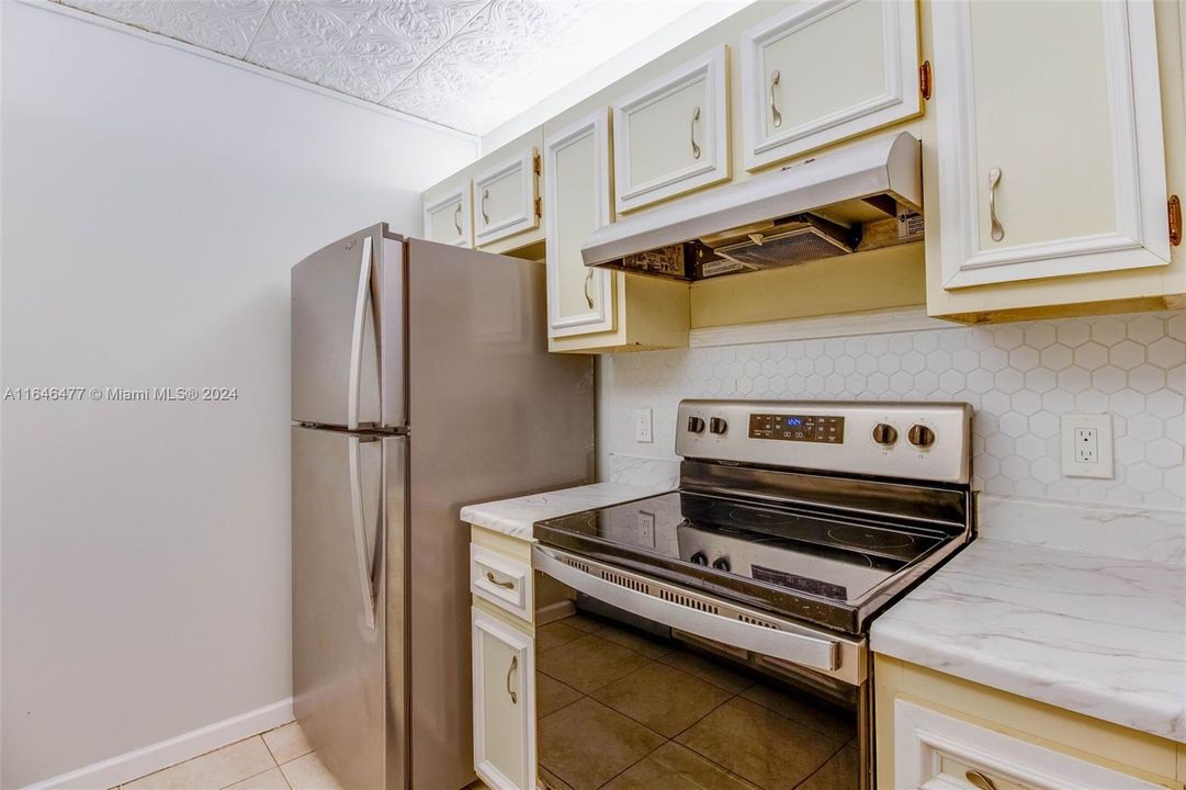 kitchen with ss appliances and dishwasher