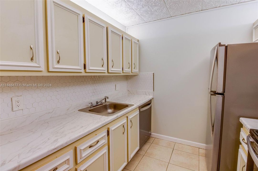 kitchen with ss appliances and dishwasher