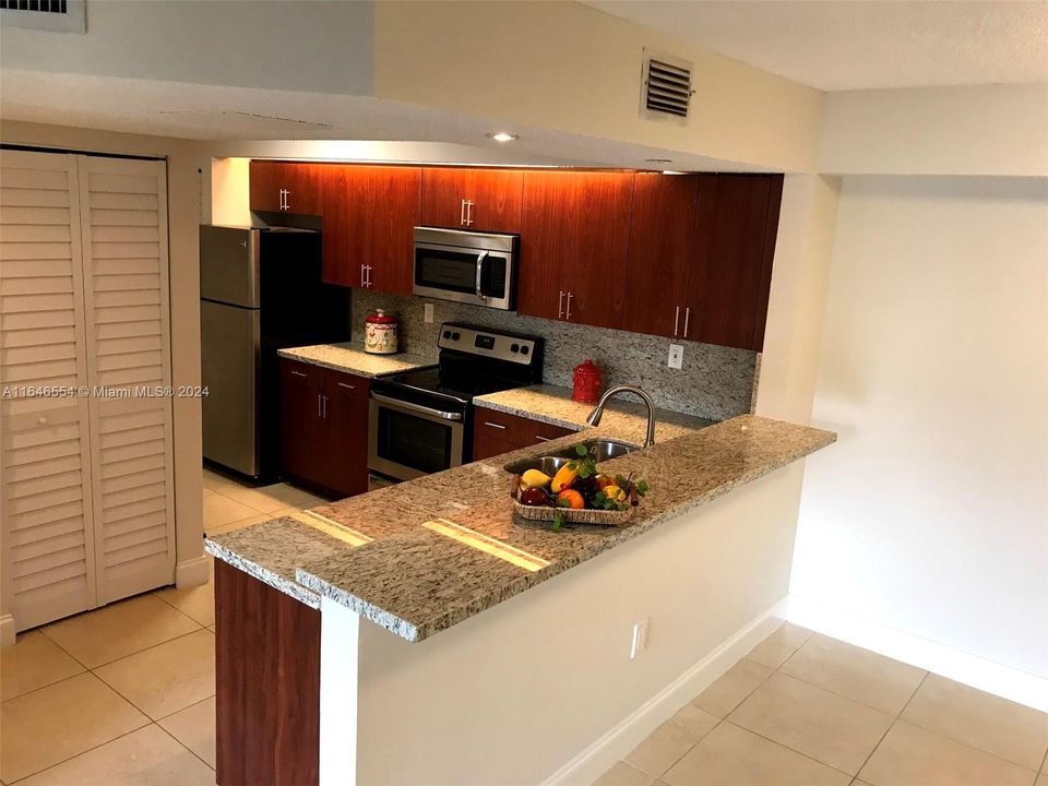 Active With Contract: $1,850 (1 beds, 1 baths, 813 Square Feet)