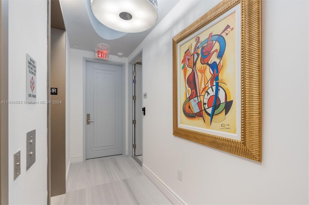 Unit 4106 - entry foyer from elevator