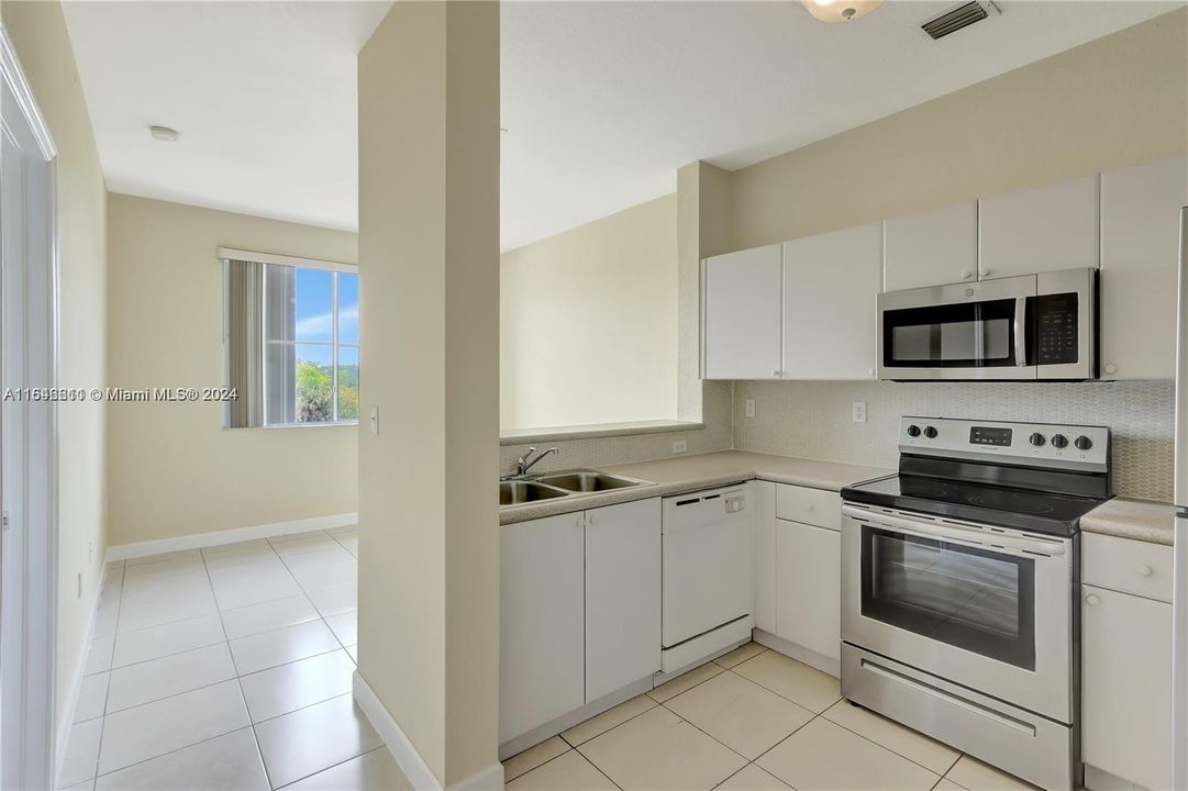 Active With Contract: $2,300 (2 beds, 2 baths, 967 Square Feet)