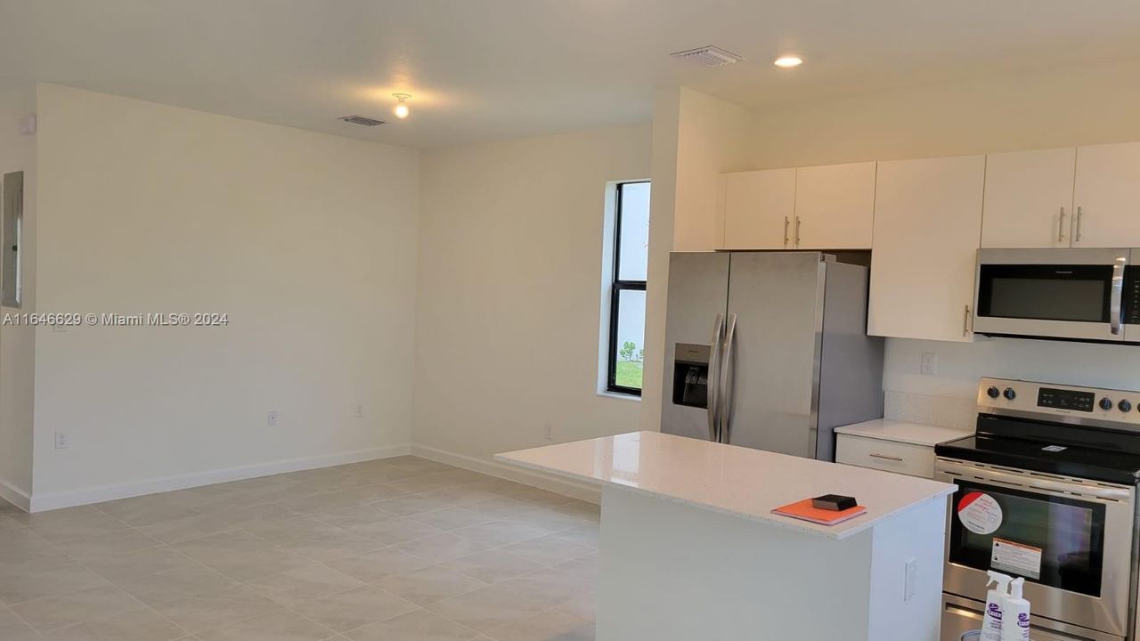 Active With Contract: $2,800 (3 beds, 3 baths, 1334 Square Feet)