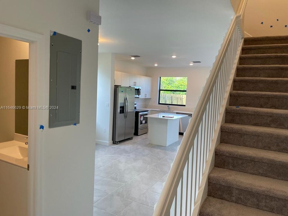 Active With Contract: $2,800 (3 beds, 3 baths, 1334 Square Feet)