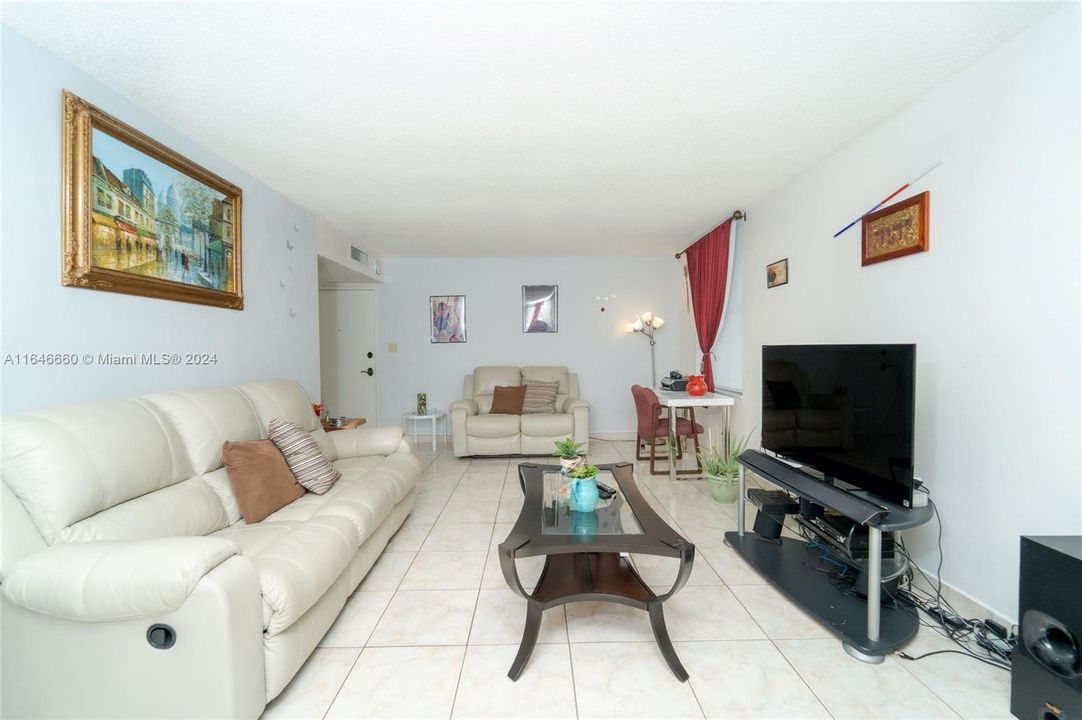 For Sale: $352,000 (2 beds, 2 baths, 1318 Square Feet)