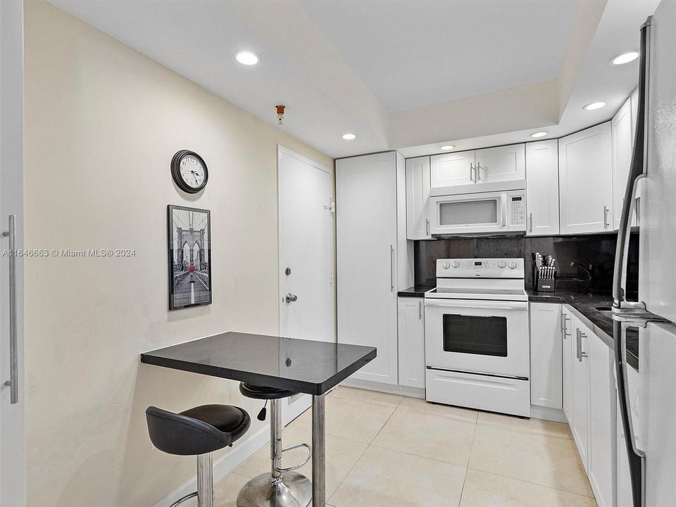 Recently Rented: $1,775 (1 beds, 1 baths, 720 Square Feet)