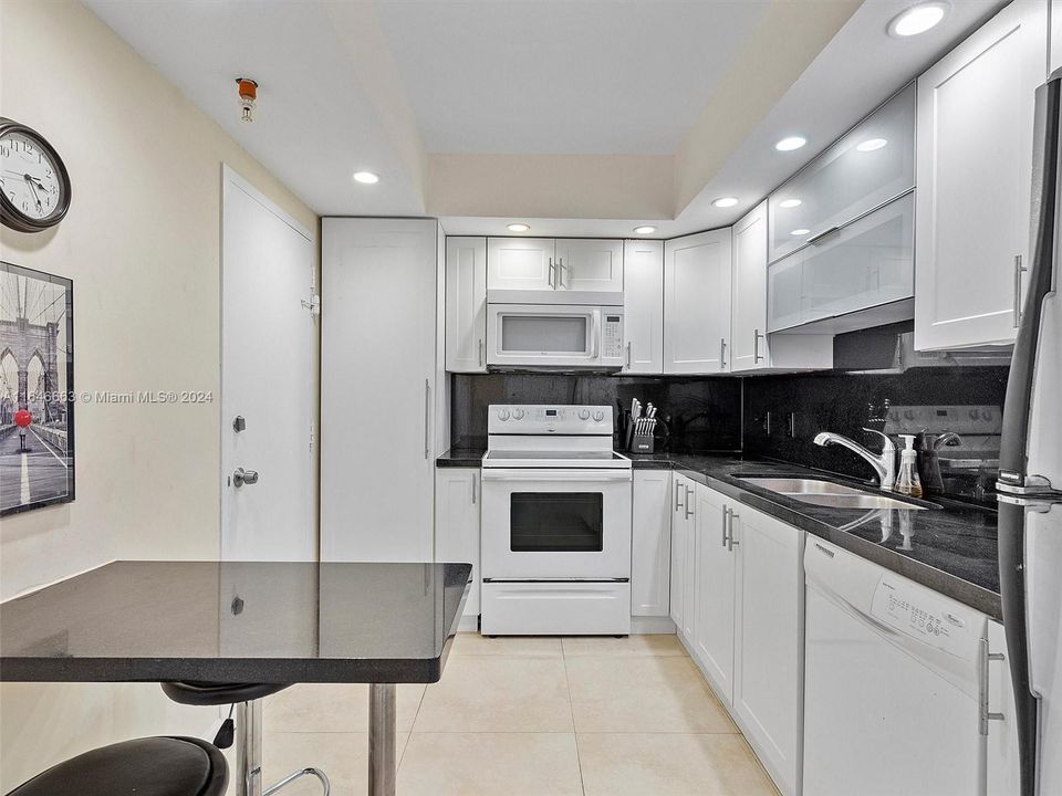 Recently Rented: $1,775 (1 beds, 1 baths, 720 Square Feet)