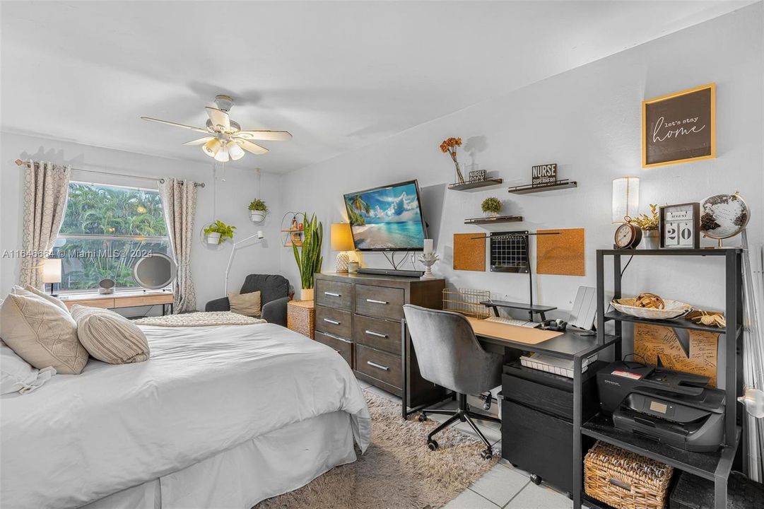 Active With Contract: $255,000 (1 beds, 1 baths, 736 Square Feet)