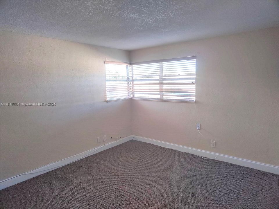 For Rent: $1,725 (1 beds, 1 baths, 700 Square Feet)