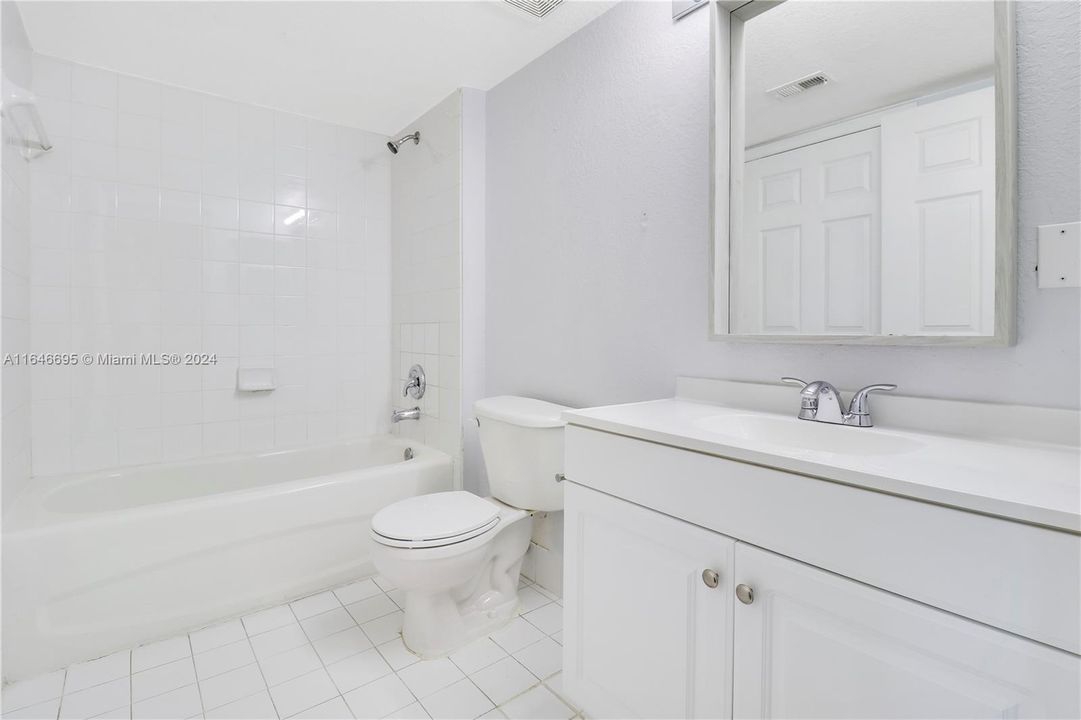 For Sale: $185,000 (1 beds, 1 baths, 868 Square Feet)