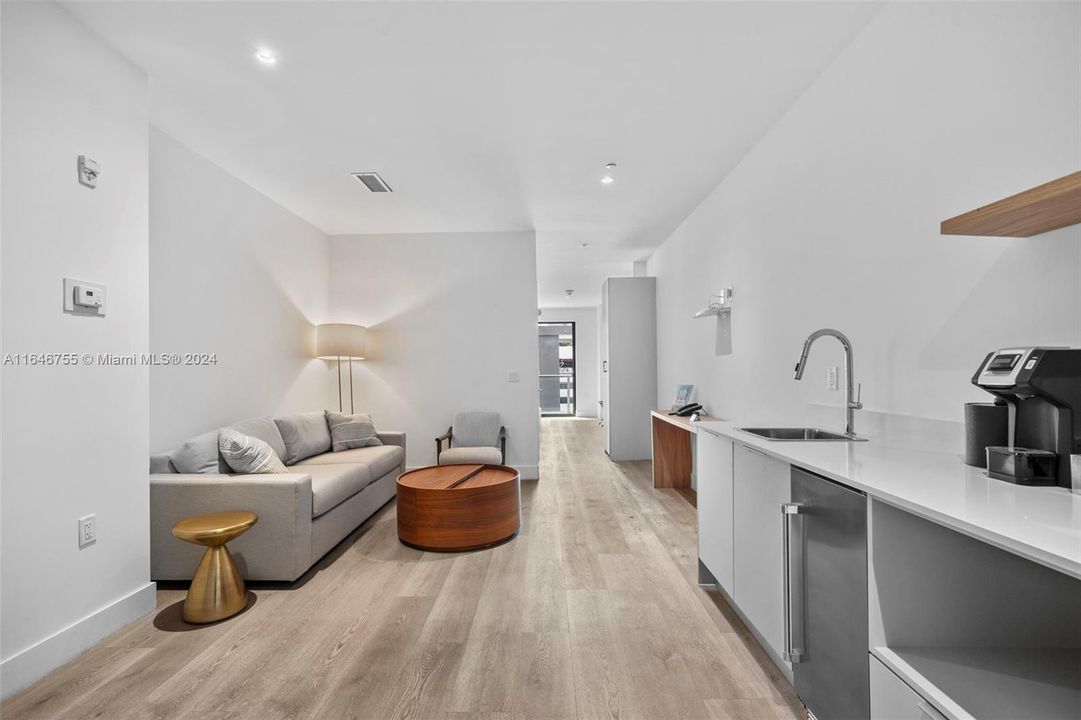 For Sale: $570,000 (1 beds, 1 baths, 527 Square Feet)