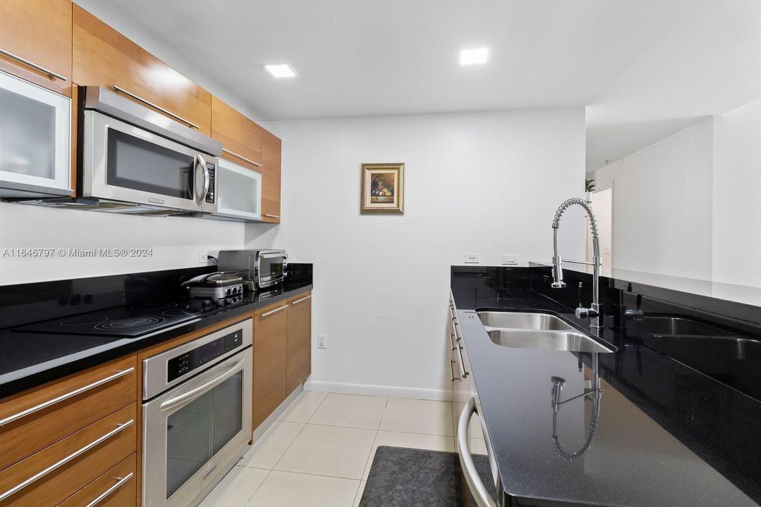 For Sale: $469,000 (2 beds, 2 baths, 1140 Square Feet)