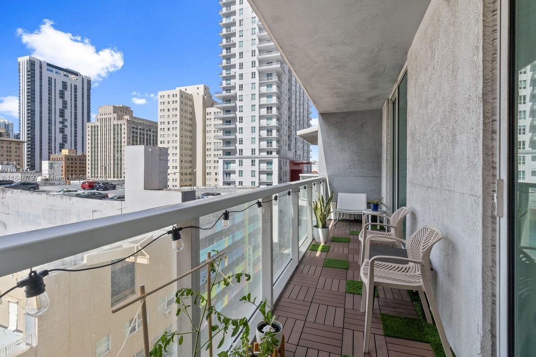 For Sale: $469,000 (2 beds, 2 baths, 1140 Square Feet)