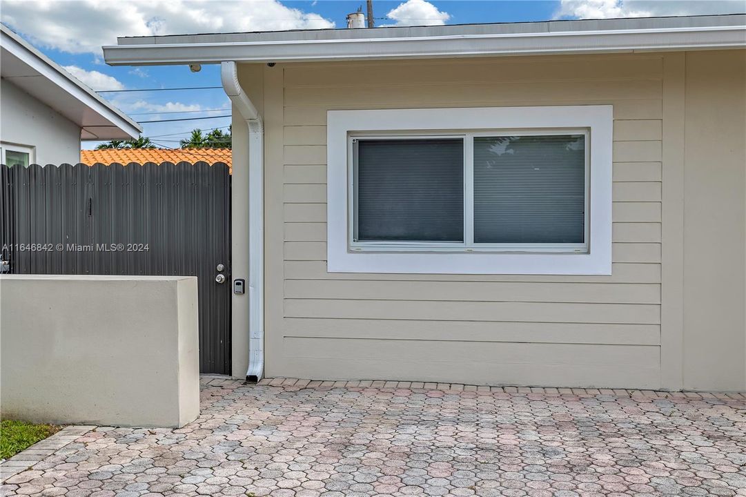 Active With Contract: $1,350 (0 beds, 1 baths, 400 Square Feet)