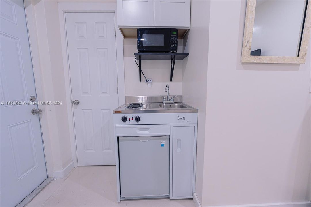 Active With Contract: $1,350 (0 beds, 1 baths, 400 Square Feet)