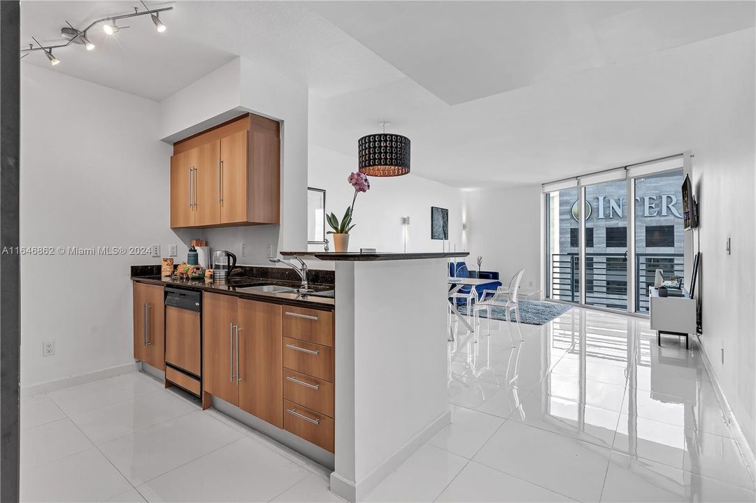 Active With Contract: $3,100 (1 beds, 1 baths, 846 Square Feet)