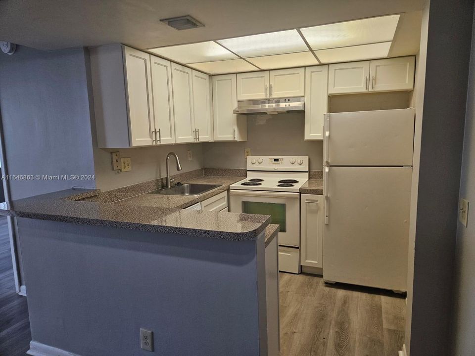 For Sale: $185,000 (2 beds, 2 baths, 728 Square Feet)