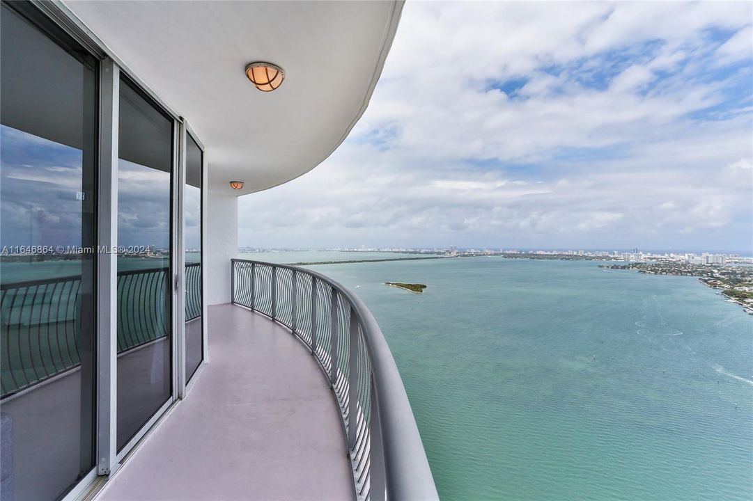 Recently Rented: $3,900 (2 beds, 2 baths, 1048 Square Feet)