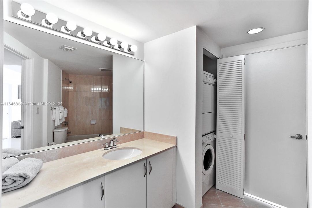 Recently Rented: $3,900 (2 beds, 2 baths, 1048 Square Feet)