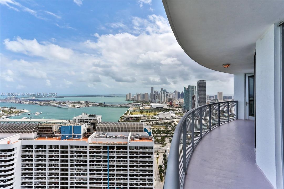 Recently Rented: $3,900 (2 beds, 2 baths, 1048 Square Feet)