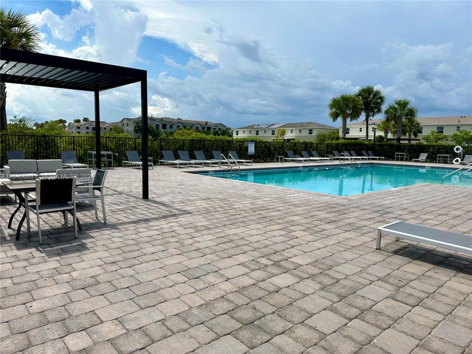 Active With Contract: $2,350 (2 beds, 2 baths, 1208 Square Feet)