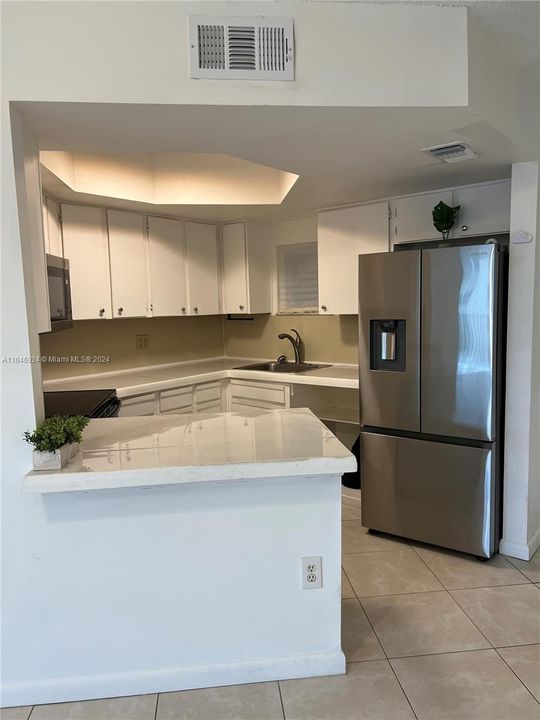 Active With Contract: $2,100 (1 beds, 1 baths, 810 Square Feet)