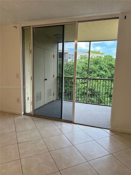 Active With Contract: $2,100 (1 beds, 1 baths, 810 Square Feet)