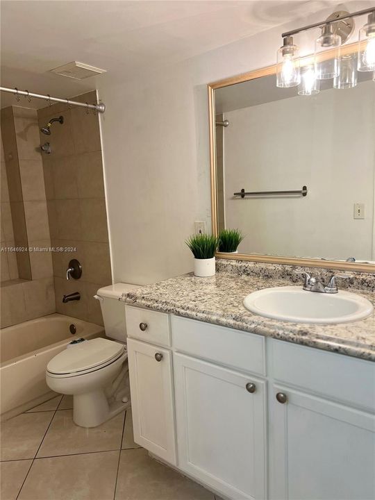 Active With Contract: $2,100 (1 beds, 1 baths, 810 Square Feet)