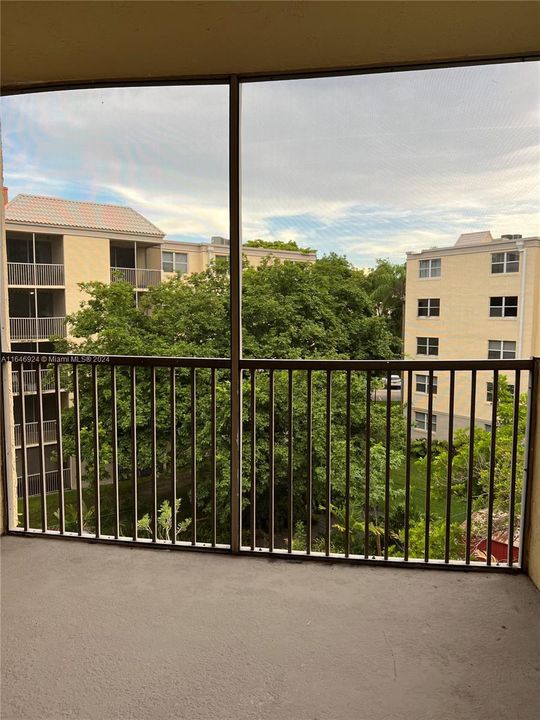 Active With Contract: $2,100 (1 beds, 1 baths, 810 Square Feet)