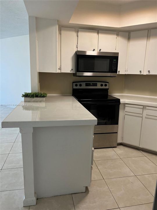 Active With Contract: $2,100 (1 beds, 1 baths, 810 Square Feet)