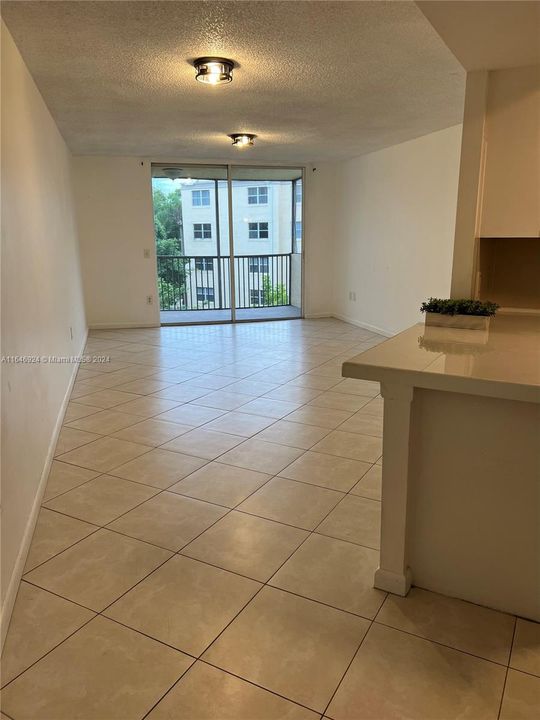 Active With Contract: $2,100 (1 beds, 1 baths, 810 Square Feet)