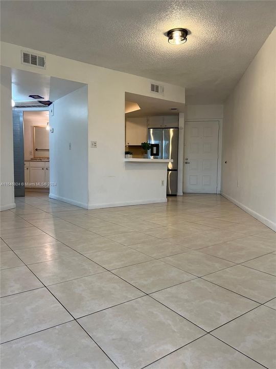 Active With Contract: $2,100 (1 beds, 1 baths, 810 Square Feet)