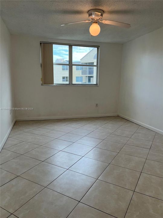 Active With Contract: $2,100 (1 beds, 1 baths, 810 Square Feet)