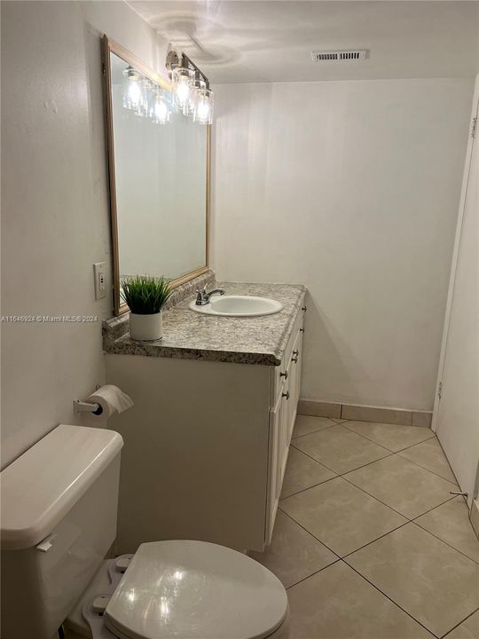 Active With Contract: $2,100 (1 beds, 1 baths, 810 Square Feet)