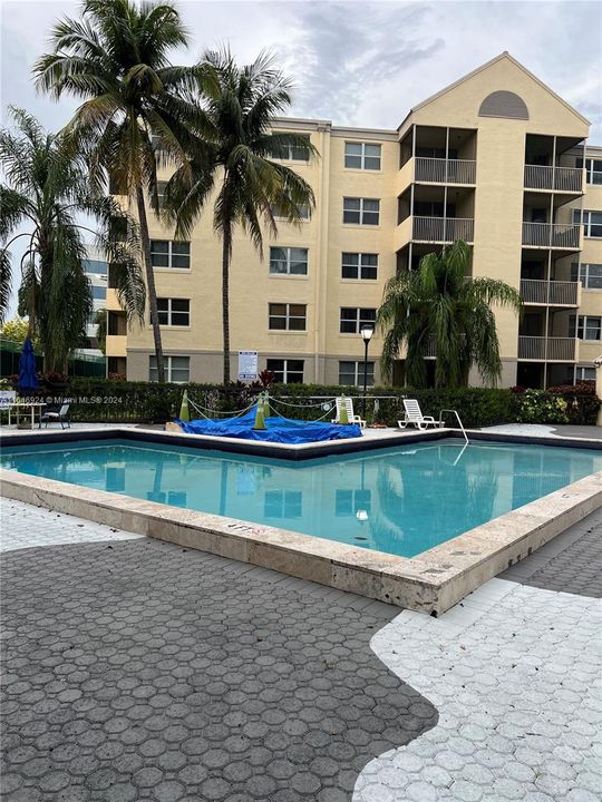 Active With Contract: $2,100 (1 beds, 1 baths, 810 Square Feet)