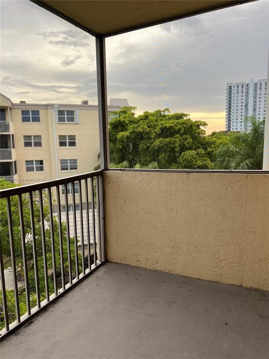 Active With Contract: $2,100 (1 beds, 1 baths, 810 Square Feet)