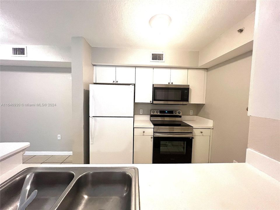 For Rent: $2,100 (2 beds, 2 baths, 895 Square Feet)