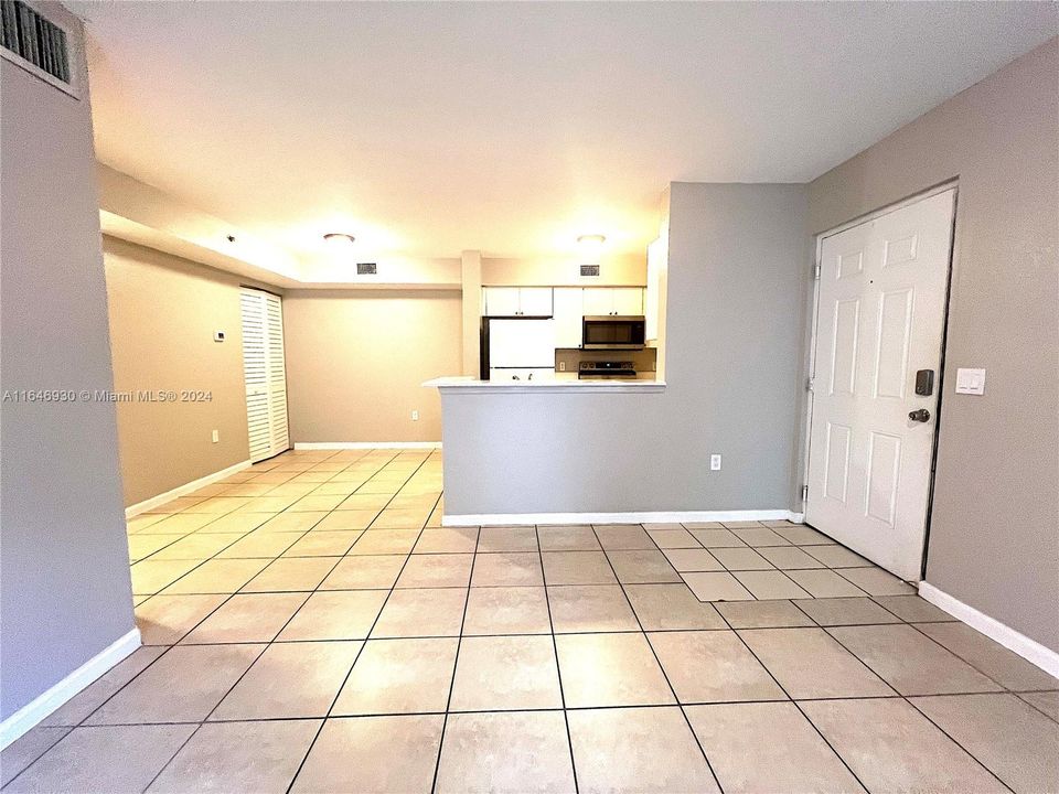 For Rent: $2,100 (2 beds, 2 baths, 895 Square Feet)