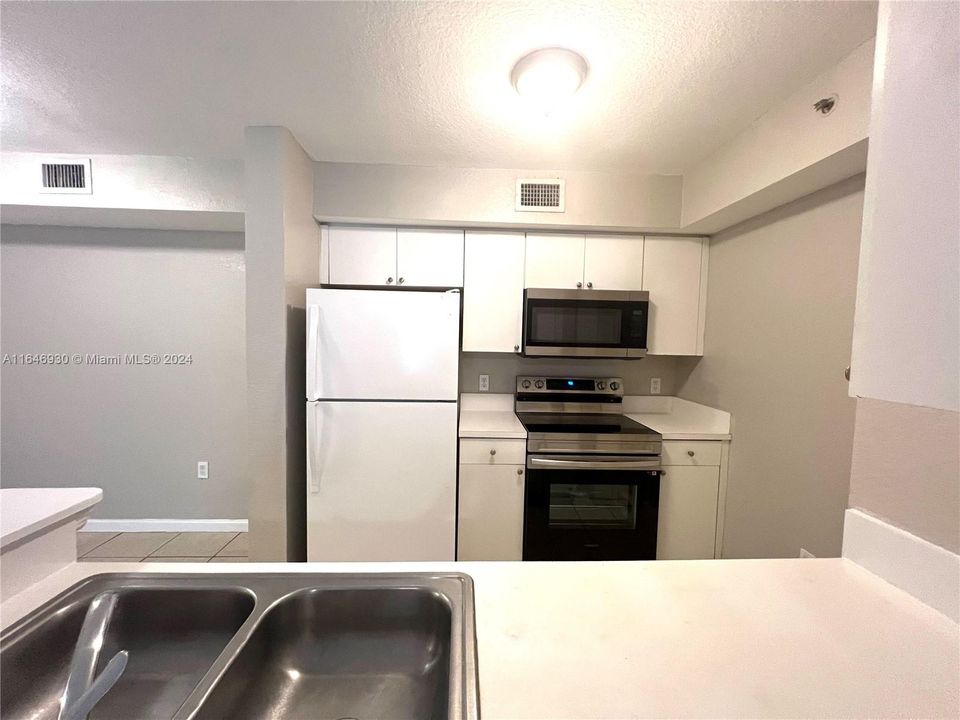 For Rent: $2,100 (2 beds, 2 baths, 895 Square Feet)