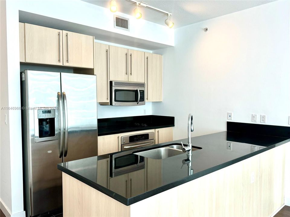 Recently Rented: $3,000 (1 beds, 1 baths, 707 Square Feet)