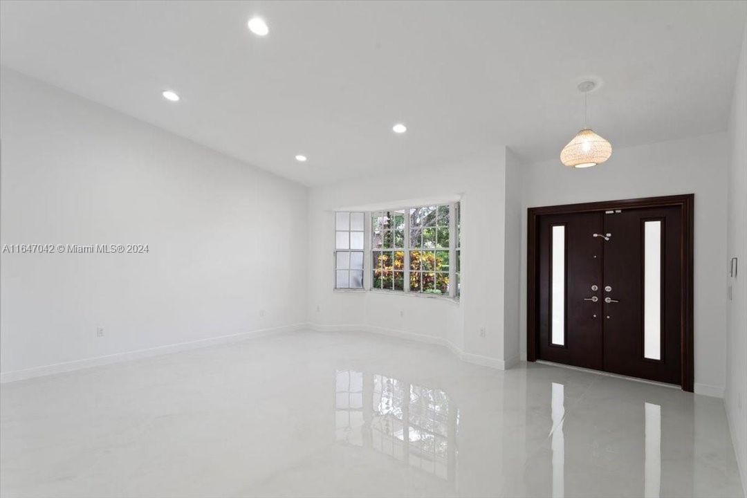 Activo con contrato: $1,495,000 (5 camas, 3 baños, 2727 Pies cuadrados)