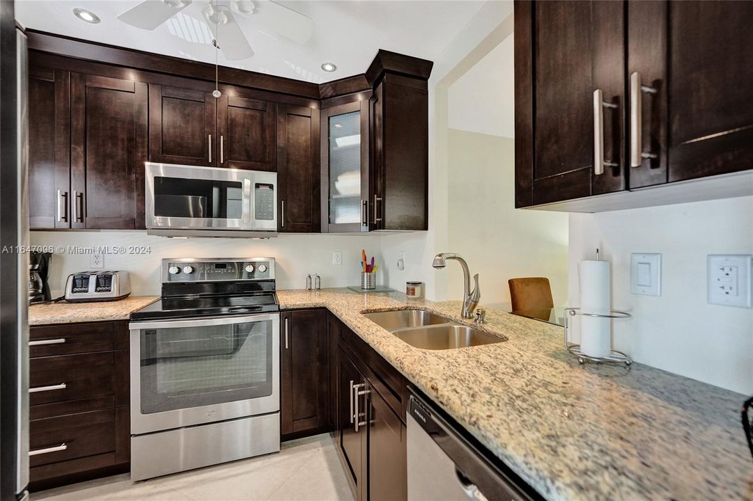 For Sale: $190,000 (2 beds, 2 baths, 944 Square Feet)